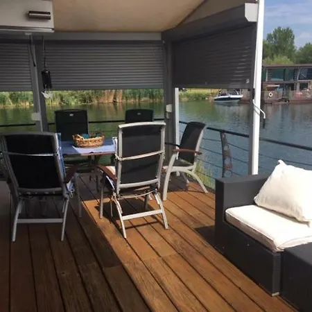 Apartamento Holdings Houseboat