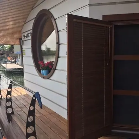 Holdings Houseboat Apartamento