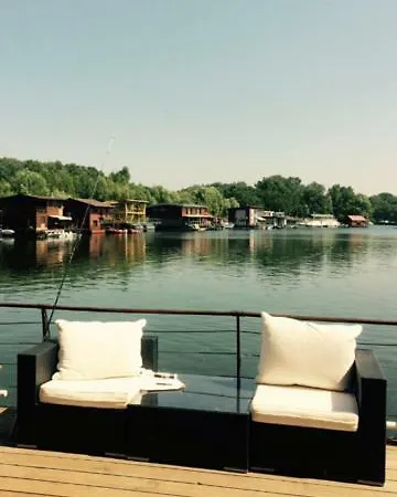 Apartamento Holdings Houseboat Bratislava