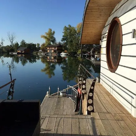 דירה Holdings Houseboat